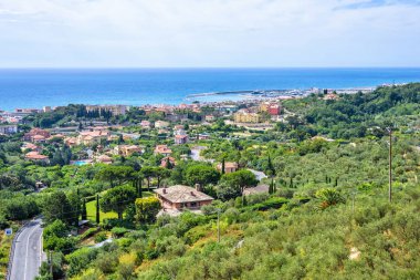 Gün ışığından yararlanma görünümüne üstten şehir binalar ve büyük liman