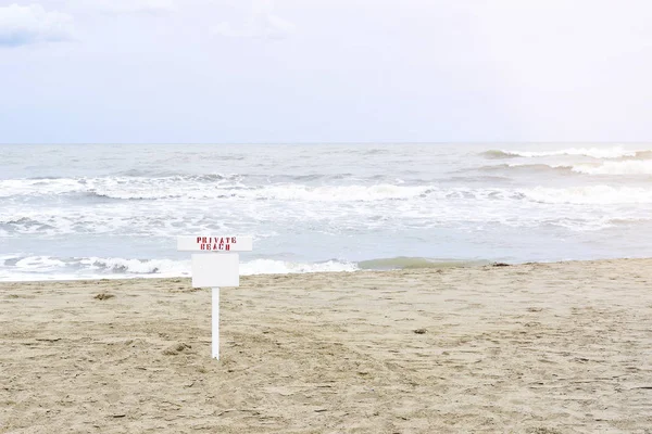 Vista de la luz del día desde la playa hasta la arena con huellas de pie — Foto de Stock