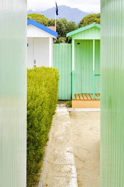 Vue de la lumière du jour sur les vestiaires verts et blancs sur différents côtés — Photo