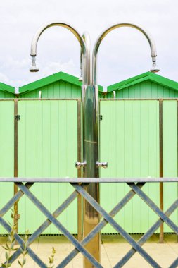 Yaz plaj duş odaları ba üzerinde değişen portre görünümüne