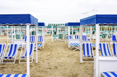 Canlı yeşil şezlong ve şemsiye gün ışığı görünümüne sahilde