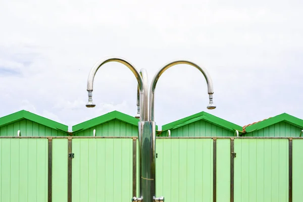 Lumière du jour vue rapprochée sur la plage douche avec vestiaires sur ba — Photo