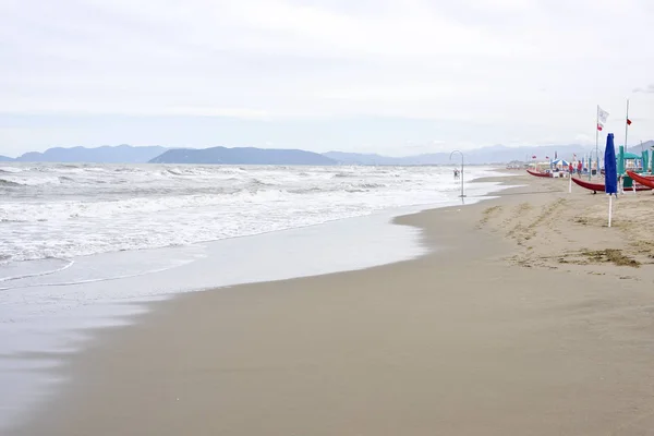 Ayak izleri ve yükselen w ile kum sahil görünümünden gün ışığı — Stok fotoğraf