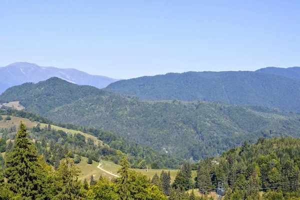 Dagsljus pittoreska soliga utsikten till liggande med gröna berg — Stockfoto