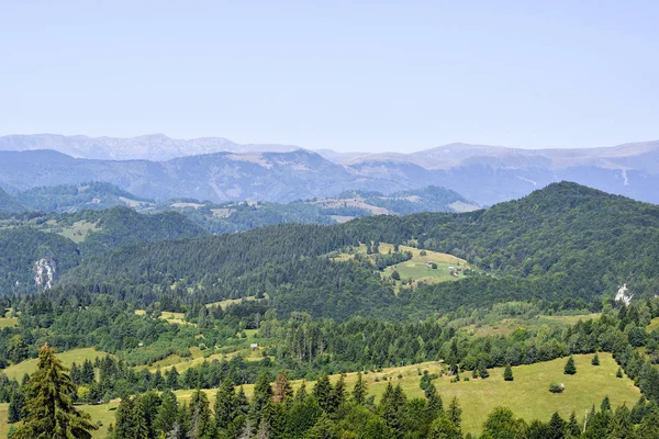 Luce diurna pittoresca vista soleggiata sul paesaggio con montagna verde — Foto Stock