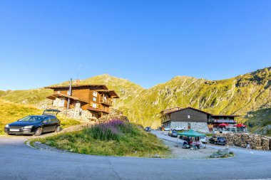 Evler turist araçları ile gün ışığı görünümüne Park