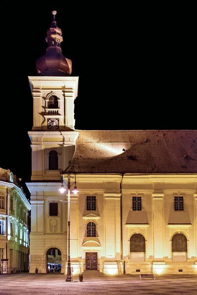 Vista nocturna a la Santísima Trinidad Iglesia Católica Romana — Foto de Stock