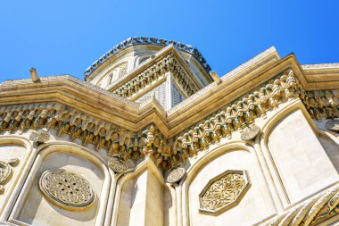 Alttan gün ışığı görünümüne süslü Manastırı cephe