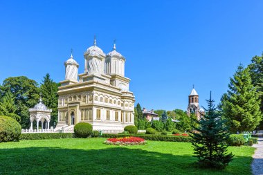 Backgrou Manastırı Bahçe park ve katedral için gün ışığından yararlanma görünümü