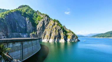Vidraru Barajı ve Karpat Dağları gölde gün ışığı görünümüne