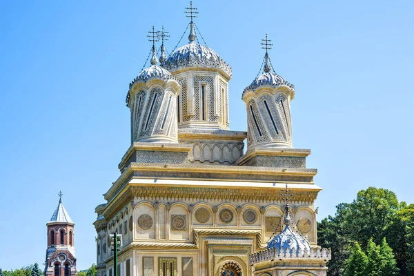 Daylight closeup view to monastery facade and domes — Stock Photo, Image