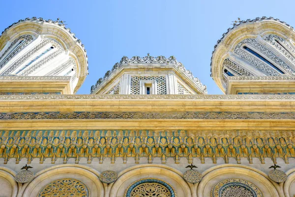 Vista de la luz del día desde la parte inferior hasta la fachada del monasterio ornamentado —  Fotos de Stock