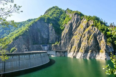 Vidraru Barajı ve Karpat Dağları gölde gün ışığı görünümüne