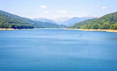 Vidraru Gölü Karpat Dağları'nda görünümüne gün ışığı