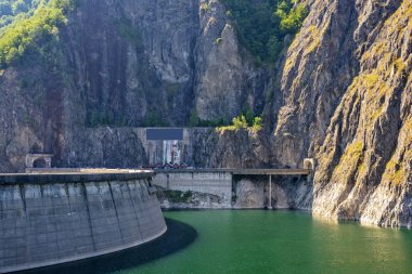 Vidraru Barajı ve Karpat Dağları gölde gün ışığı görünümüne