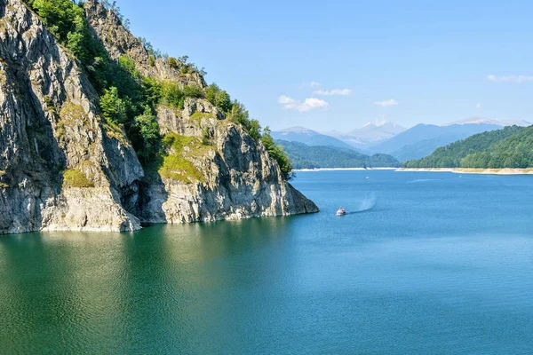 Vista diurna sul lago Vidraru nelle montagne dei Carpazi — Foto Stock