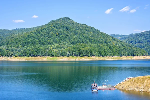 Weergave van het daglicht Vidraru lake en Karpaten met gree — Stockfoto