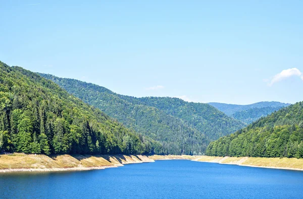 Daglicht zicht op Vidraru meer in de Karpaten — Stockfoto