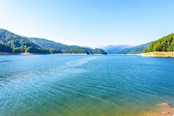 Daglicht zicht op Vidraru meer in de Karpaten — Stockfoto