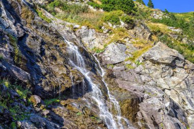 Şelale yolun kenarında görünümüne gün ışığı