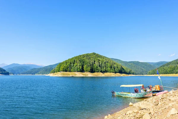 Weergave van het daglicht Vidraru lake en Karpaten met gree — Stockfoto