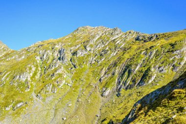 Gün ışığından yararlanma görünümüne en altındaki yeşil dağların ağaçları ile