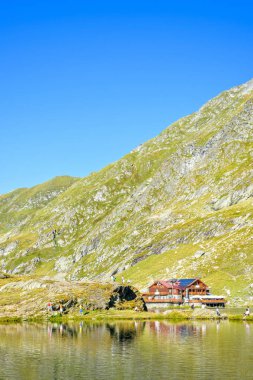 Balea Gölü yazlık Yeşil dağlar görünümüne gün ışığı