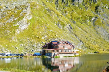 Balea Gölü yazlık Yeşil dağlar görünümüne gün ışığı