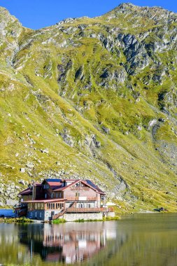 Balea Gölü yazlık Yeşil dağlar görünümüne gün ışığı