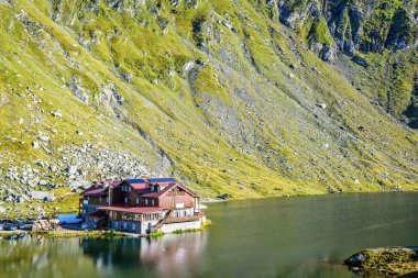 Balea Gölü yazlık Yeşil dağlar görünümüne gün ışığı