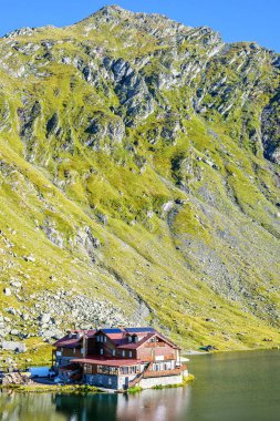 Balea Gölü yazlık Yeşil dağlar görünümüne gün ışığı