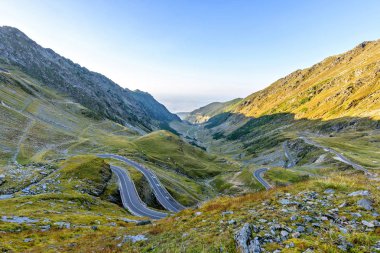 Manzaralı üst dolambaçlı yol yaz