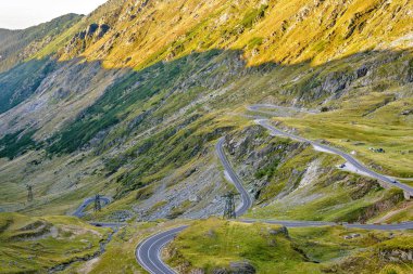 Manzaralı üst dolambaçlı yol yaz