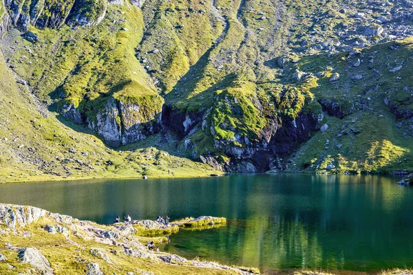 Vista al lago Balea con verdes montañas — Foto de Stock