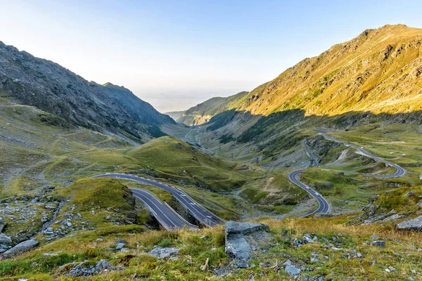 Vista del paisaje de la luz del día desde la parte superior a la carretera sinuosa — Foto de Stock