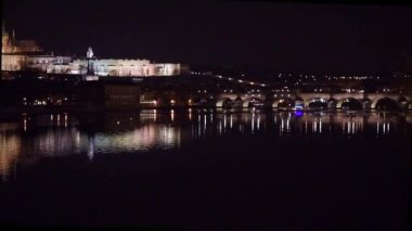 Charles Köprüsü ve Prag Timelapse Vltava Nehri kale yansımaları, Çek Cumhuriyeti ile gece