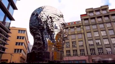 Prague, Çek Cumhuriyeti - 24 Mart 2018: Kinetik hareket heykel Franz kafka sanatçının en son metamorfoz işe david cerny