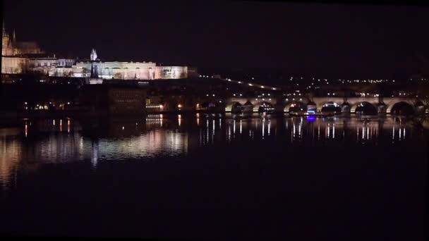Timelapse z Vltavy na Karlův most a Pražský hrad v noci s odrazy, Česká republika