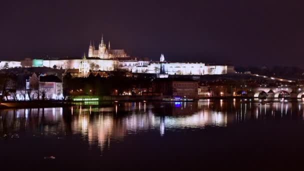 Timelapse 伏尔塔瓦河河在查尔斯桥梁和布拉格城堡在晚上与反射 捷克共和国 — 图库视频影像