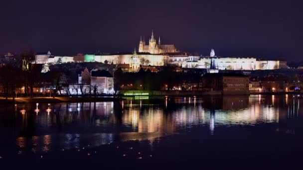 Річки Влтава Timelapse Карлів Міст Празький Замок Вночі Відбиттям Чеська — стокове відео