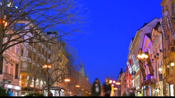 捷克布拉格 2018年3月24日 购物街的 Timelapse 和通过模糊的人在晚上在广场和国家博物馆附近运动 — 图库视频影像