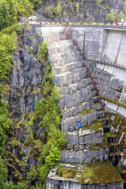 Oasa Baraj Baraj gün ışığı görünümüne Sebes Nehri üzerinde