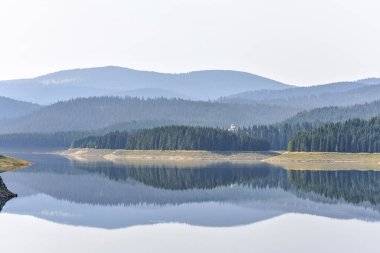 Oasa Baraj Gölü Dağları ile yaz puslu görünümüne