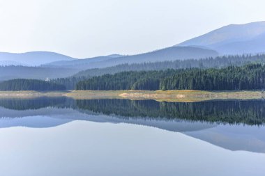 Oasa Baraj Gölü Dağları ile yaz puslu görünümüne