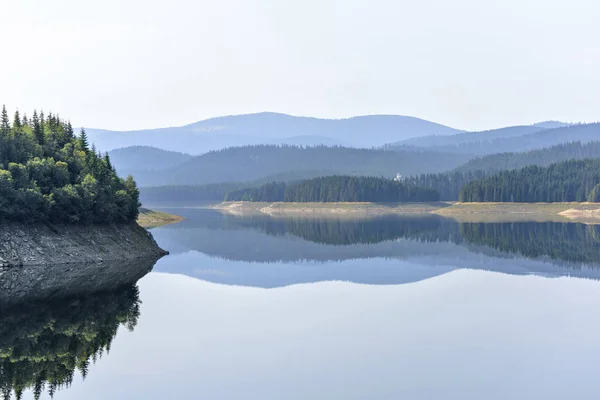 De mistige uitzicht daglicht naar Oasa dam lake met bergen — Stockfoto