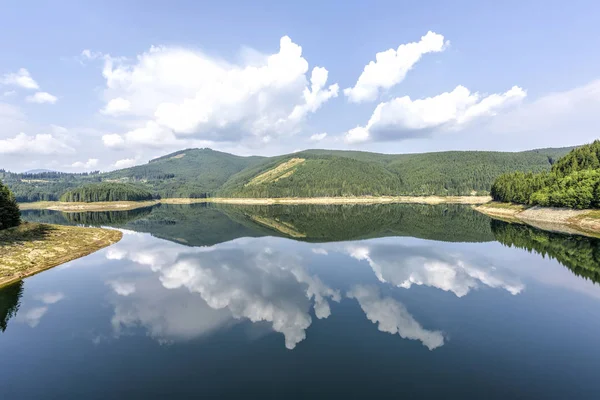 De mistige uitzicht daglicht naar Oasa dam lake met bergen — Stockfoto