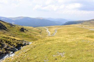 Gün ışığından yararlanma ısmarlayarak dağlar yeşil ağaçlar ile için