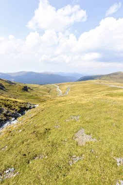 Gün ışığından yararlanma ısmarlayarak dağlar yeşil ağaçlar ile için