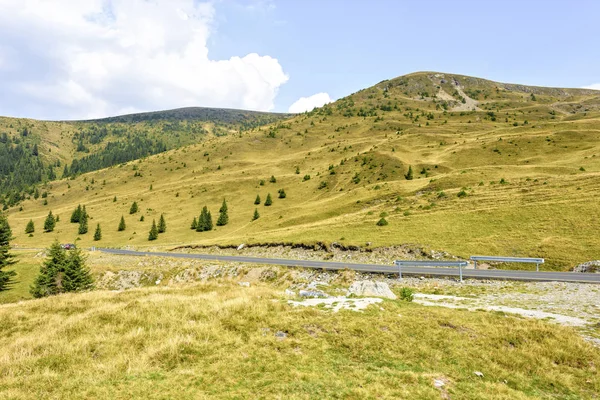 Napfény festői kilátással a hegyekre, a zöld fák — Stock Fotó