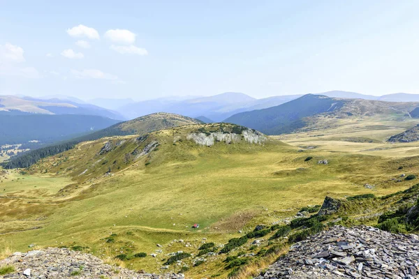 Letniego malowniczy widok na góry skaliste — Zdjęcie stockowe